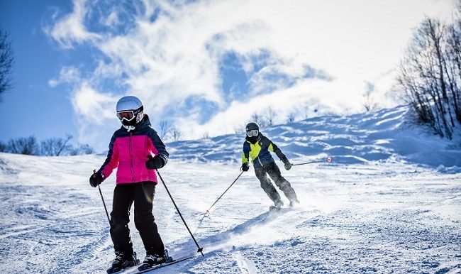 Traîneau à chiens, glissade sur tube, ski alpin, ski de fond, raquette, patin et fatbike : l'hiver est actif dans les Laurentides.