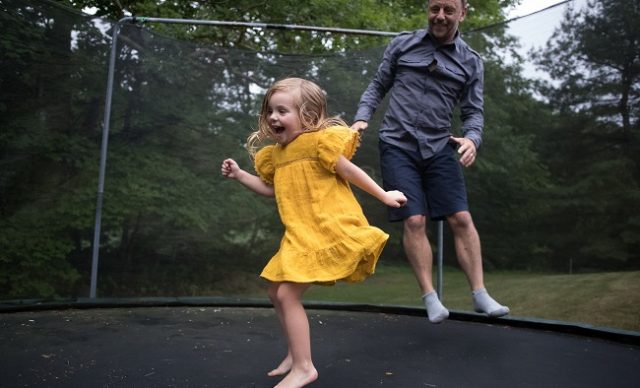 sauter sur le trampoline