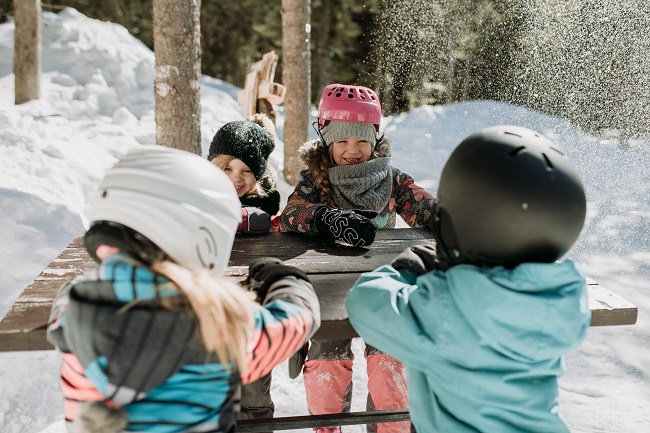 enfants joyeux patins hiver