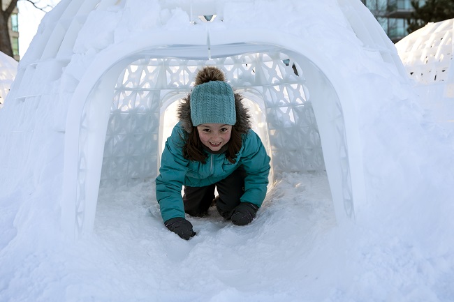 une fillette dans un igloo