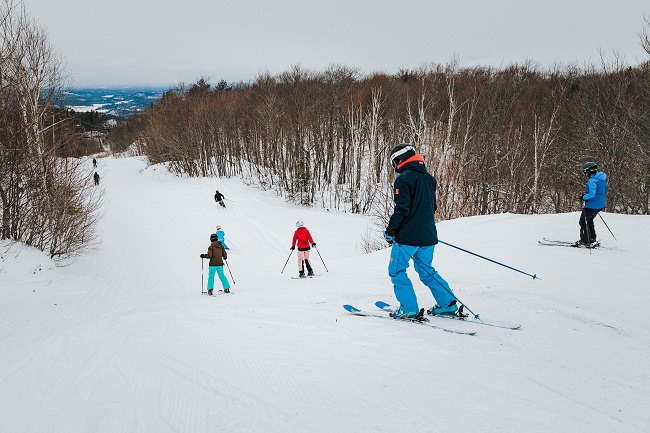 des gens en ski alpin