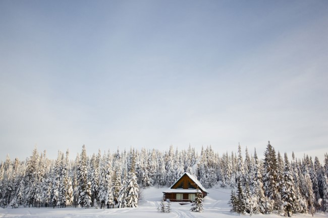 Un chalet sur les pentes enneignées