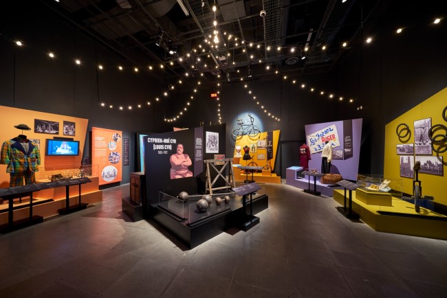 salle d'exposition illuminée
