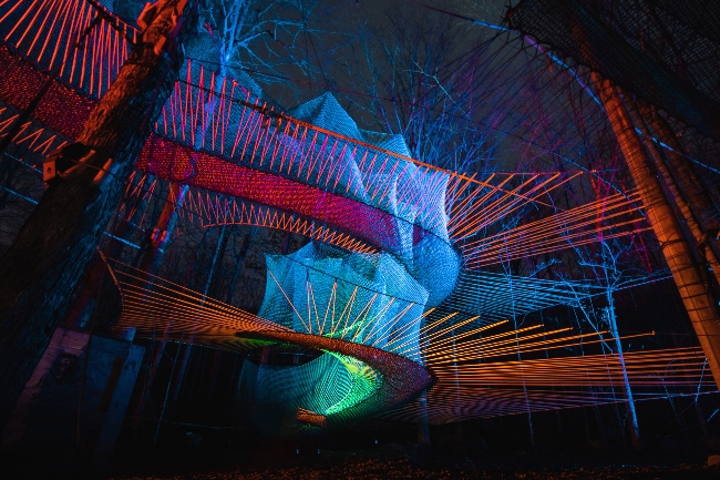 parcours suspendu illuminé