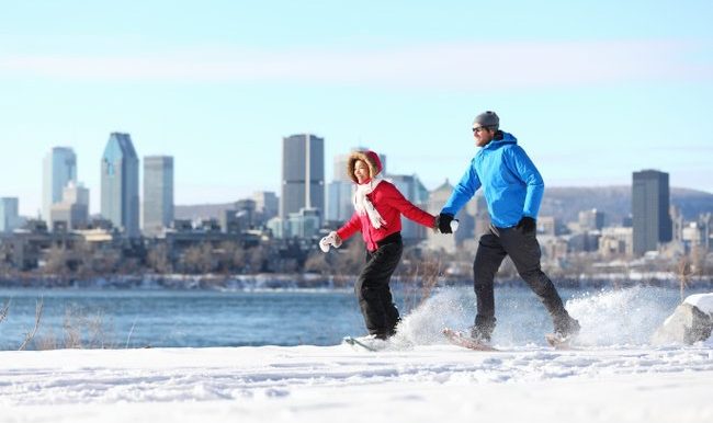 couple qui pratique la raquettes sur les rives du st-laurent