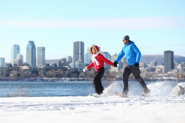couple qui pratique la raquettes sur les rives du st-laurent