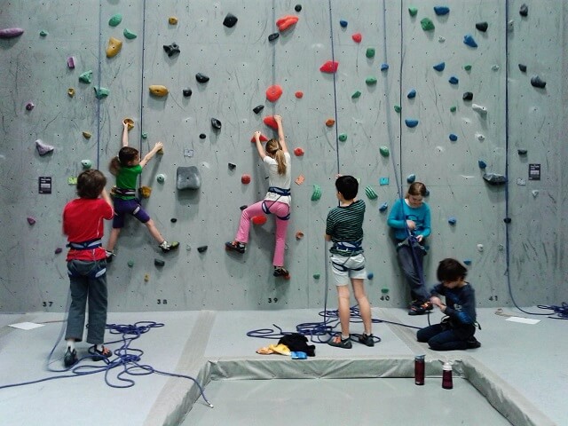 mur escalade-enfants-interieur