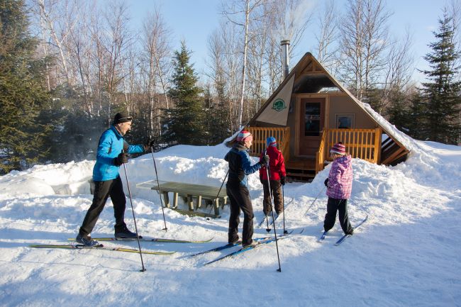 famille en ski de fond 
