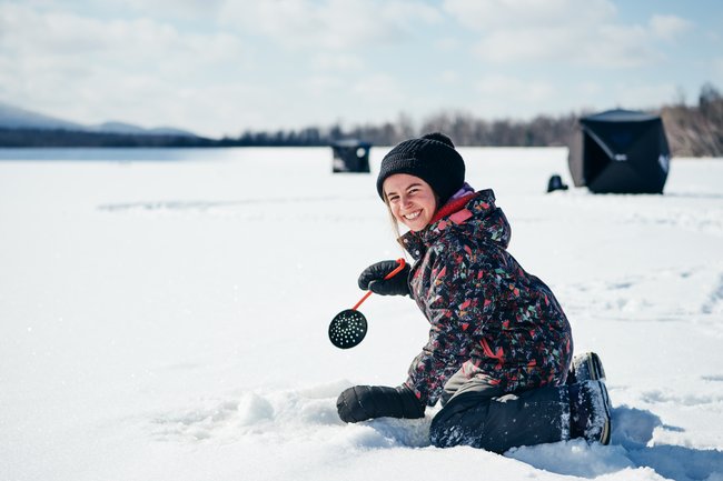 Fillette qui taquine le possion en hiver