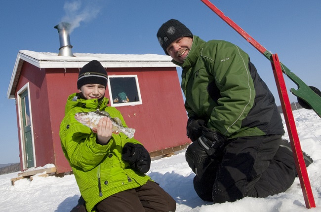 pere et fils peche sur glace