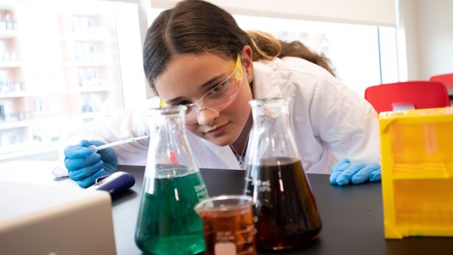 adolescente qui joent a la scientifique