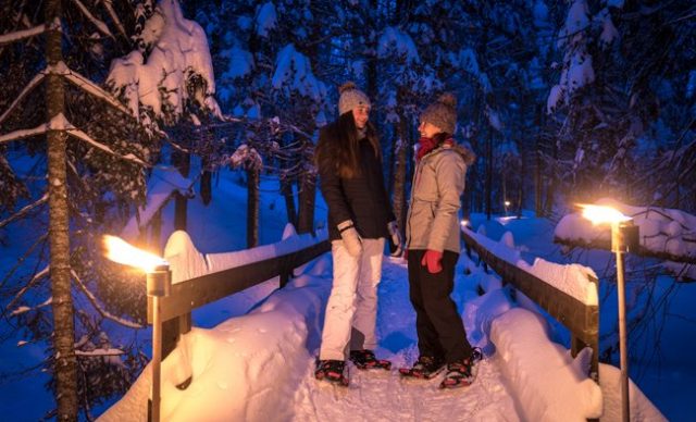 amies qui font de la raquette en hiver