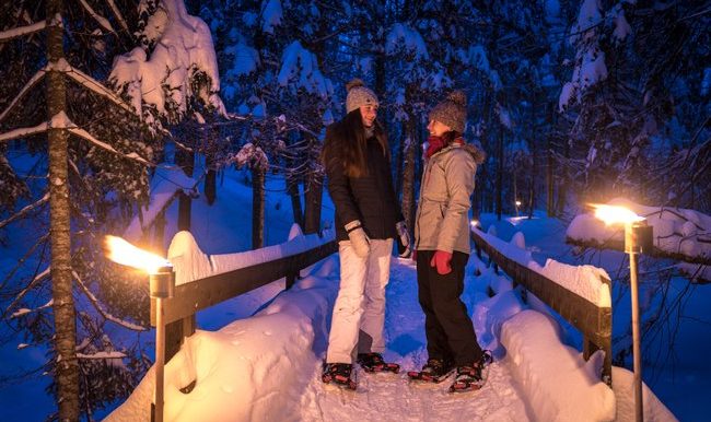 amies qui font de la raquette en hiver