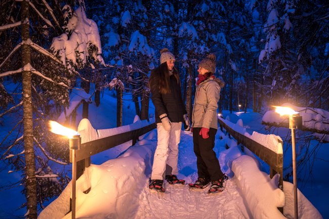 amies qui font de la raquette en hiver