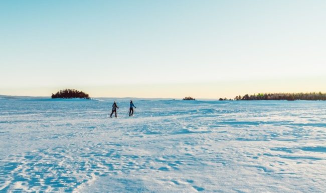 gens en ski de fond dans le champs