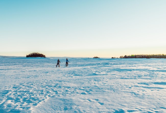 gens en ski de fond dans le champs
