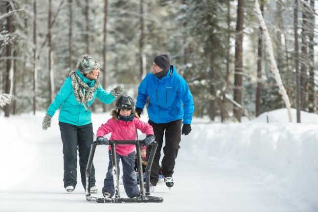famille en patin à glace