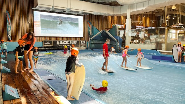 enfant qui apprennent a surfer 