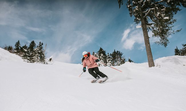 femme qui ski sur les pentes
