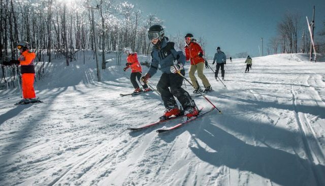grope de gens en ski alpin