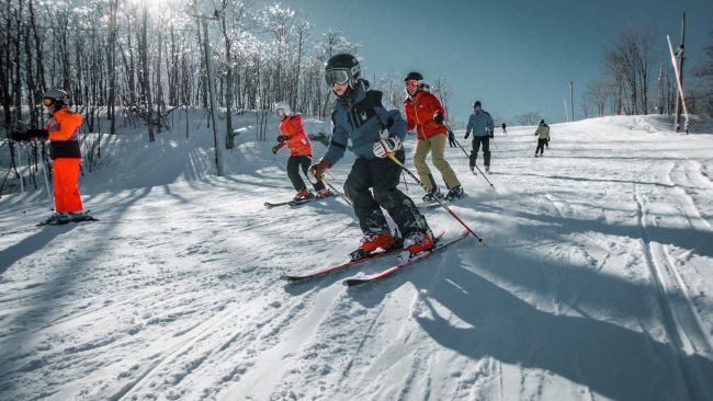grope de gens en ski alpin
