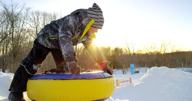 glissade sur tube en hiver