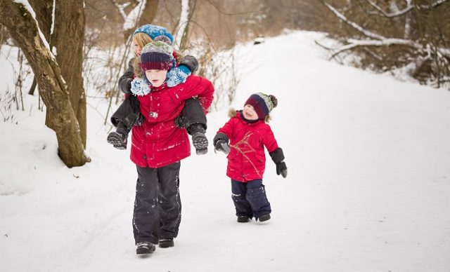 astuces-pour-se-rechauffer-en-jouant-dehors-lhiver-vifa-magazine