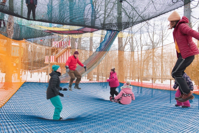 gens qui sautent sur un trampoline extérieur
