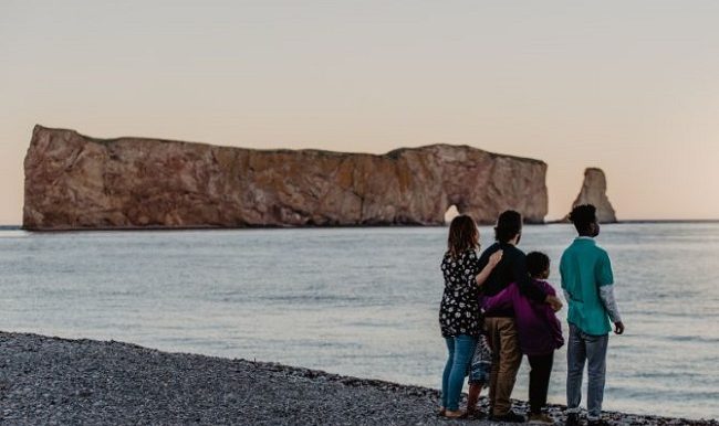 rocher percé-famille-plage-mer