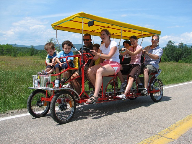 Famille en quadricycle sur la route de l'isle-aux-coudres