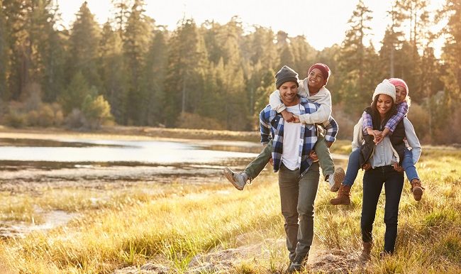 54 Faire une balade en famille au bord du lac en automne