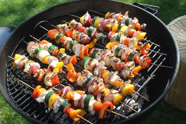 Brochettes colorées de bœuf et de légumes