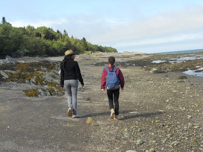 mère et sa fille marchant sur la plage 
