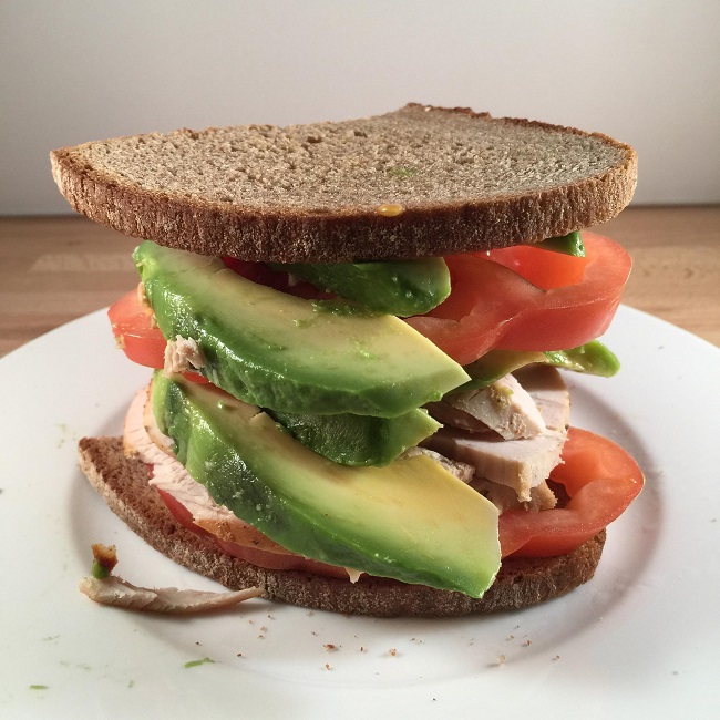 Sandwich aux tomates et à l’avocat