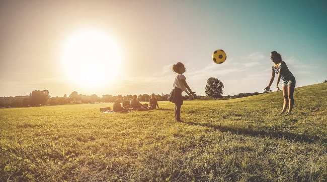 pique-nique, famille, parc, jouer au ballon, coucher de soleil