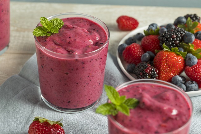smoothie aux petites fruits fraises, bleuts et framboises