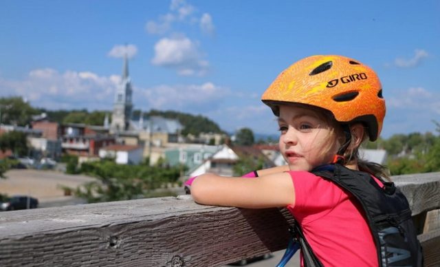 Fillette-velo-casque-orange