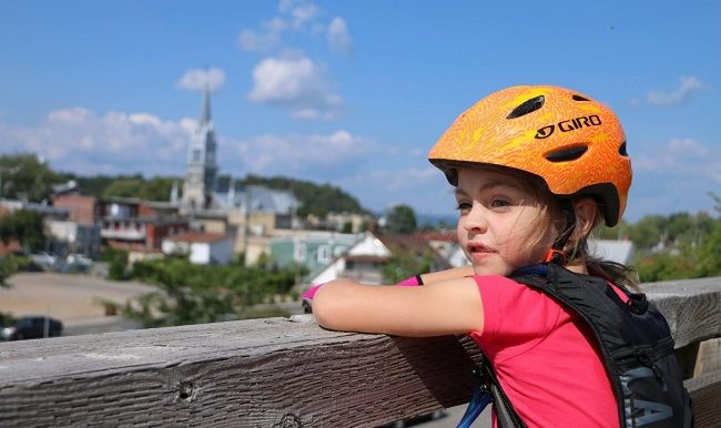 Fillette-velo-casque-orange