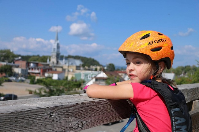 Fillette-velo-casque-orange
