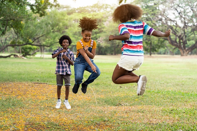 10 jeux à faire avec une corde à sauter