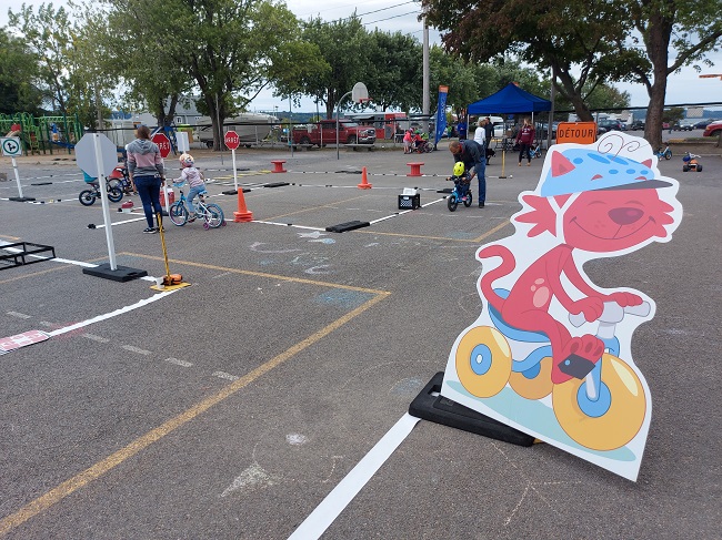 enfants qui s'amusent dans les modules cyclables