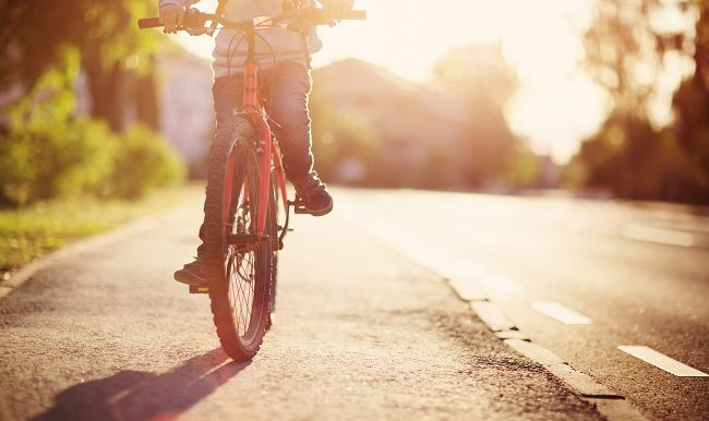 garcon qui fait du velo