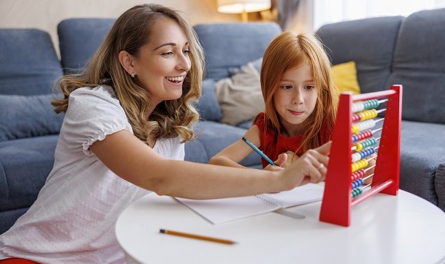 Mere et fille pratiquant les mathematiques a aide d'un boulier
