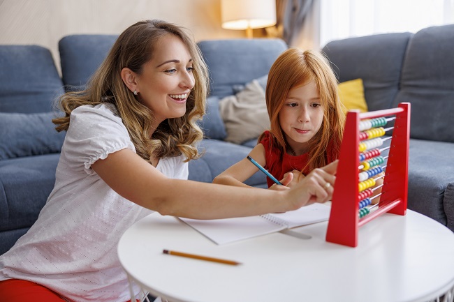 Mere et fille pratiquant les mathematiques a aide d'un boulier