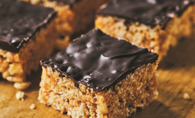 Carrés-Rice-Krispies-choco-arachides_parGenevièveOGleman_CréditPhotoMaudeChauvin-HR