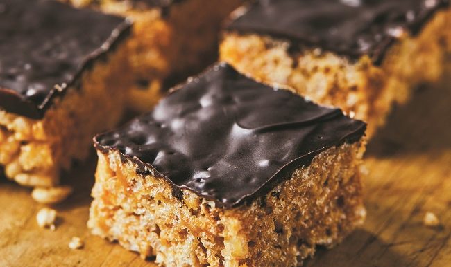 Carrés-Rice-Krispies-choco-arachides_parGenevièveOGleman_CréditPhotoMaudeChauvin-HR