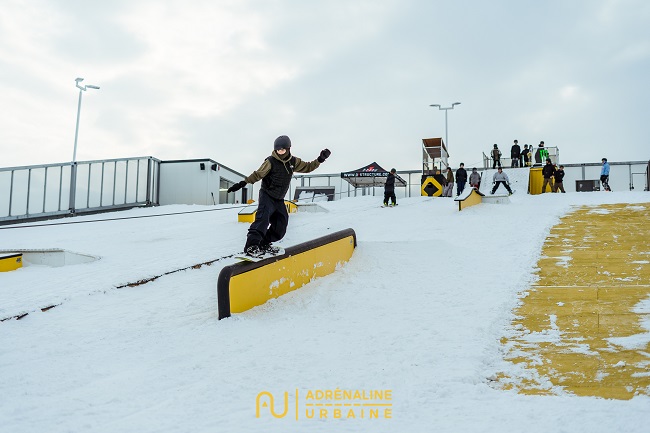 garçon planche à neige 