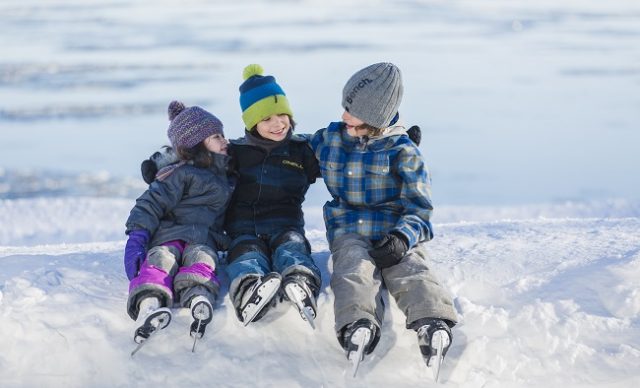 Enfant patin banc de neige hiver