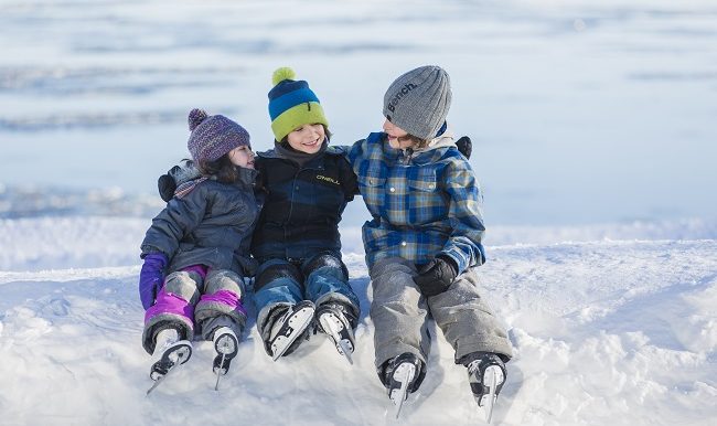 Enfant patin banc de neige hiver