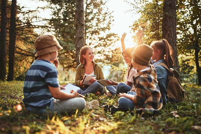 La pédagogie en plein air: quels bénéfices pour mon enfant?